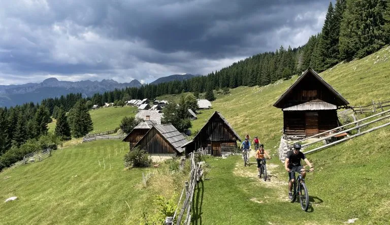 fietsen van de 4e etappe van hht parcours door de bergweiden van zajamniki