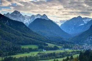S Avonds uitzicht op Sloveense bergen en valleien in Mojstrana