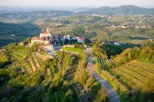 Landsbyerne i Brda minder om Toscana