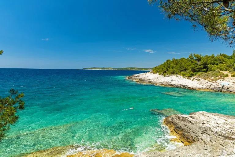 kystlinje i nationalparken Kamenjak i Kroatien