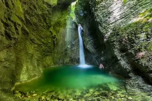 De Kozjak waterval ligt op slechts een korte wandeling van Kobarid