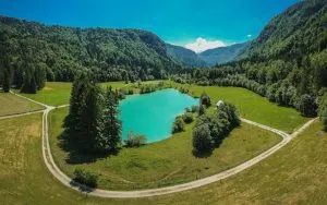 Lake Kreda ligger bekvämt gömd på vägen till Kranjska Gora