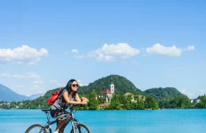 Start dit eventyr med at sejle rundt om Bled-søen
