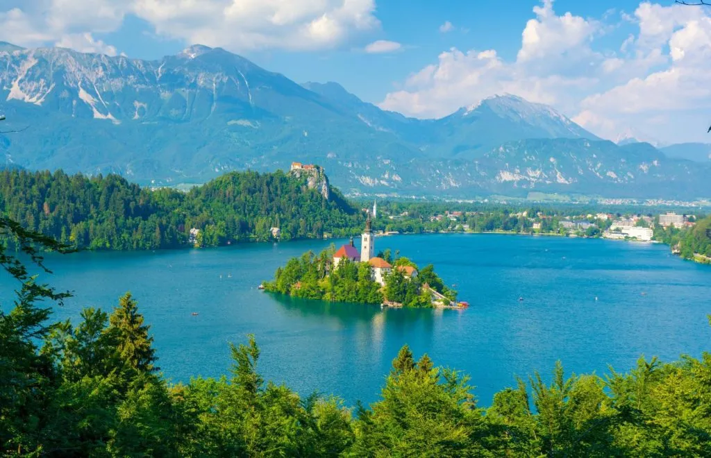 näkymä Bled-järvelle ja Julian Alpeille Sloveniassa stockpack adobe stock scaled