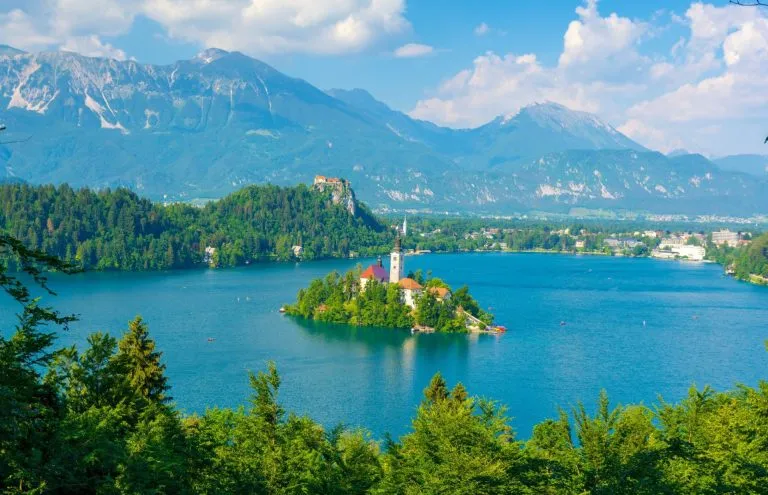 vista sobre el lago bled y los alpes julianos en eslovenia stockpack adobe stock scaled